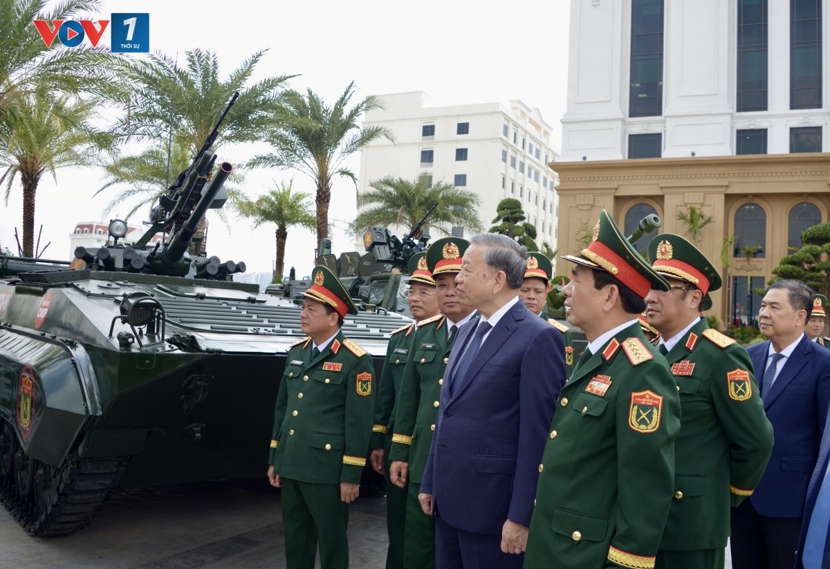 Tổng Bí thư và đại biểu tham quan trưng bày các sản phẩm của Tổng cục Công nghiệp quốc phòng.