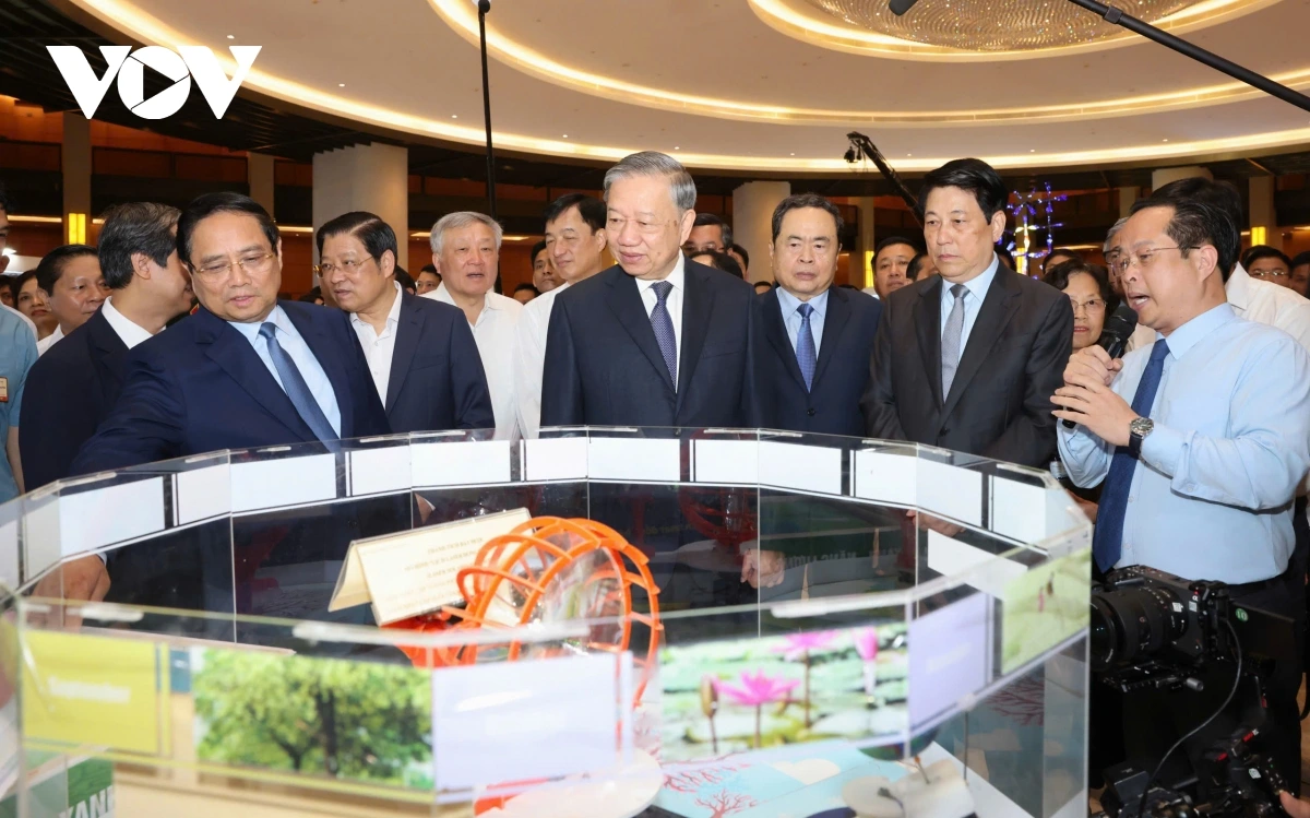 Tổng Bí thư Tô Lâm, Chủ tịch nước Lương Cường, Thủ tướng Chính phủ Phạm Minh Chính, Chủ tịch Quốc hội Trần Thanh Mẫn và lãnh đạo các bộ, ban ngành tham quan triển lãm những thành tựu nổi bật trong ngành y tế và giáo dục của các trường đại học, các bệnh viện tiêu biểu.