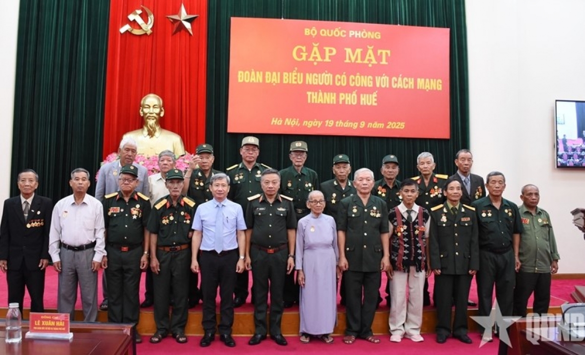 Các đại biểu chụp ảnh lưu niệm tại buổi gặp mặt.