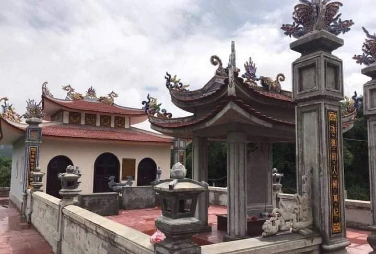 Di tích lịch sử Đền Song Trung và mộ Hoàng Vĩnh Tộ, Hoàng Vĩnh Dụ.