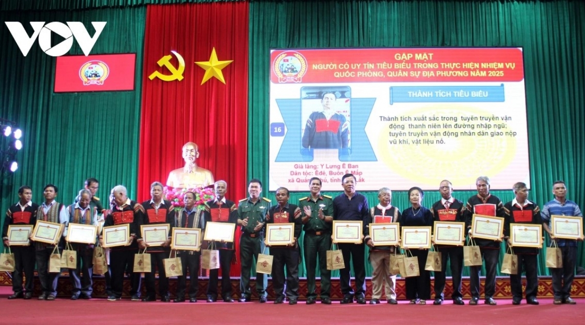 Bộ chỉ huy quân sự tỉnh Đắk Lắk tặng giấy khen cho các cá nhân người có uy tín tiêu biểu trong thực hiện nhiệm vụ quốc phòng, quân sự địa phương năm 2025.