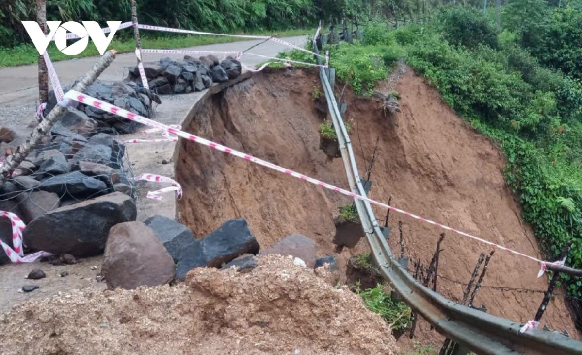 Tại Km 2+300, Tỉnh lộ 673 sạt lở vẫn đang diễn biến phức tạp.