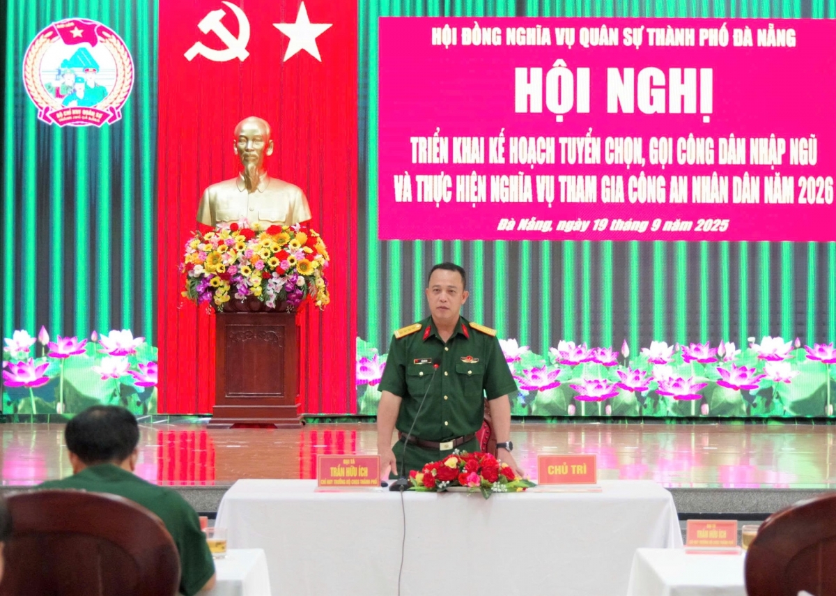 Đại tá Trần Hữu Ích phát biểu chỉ đạo tại hội nghị.