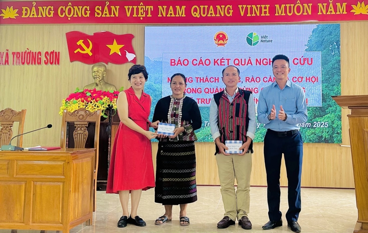 Đại diện Trung tâm Bảo tồn thiên nhiên Việt và chính quyền địa phương tặng quà cho nhóm nghiên cứu cộng đồng.