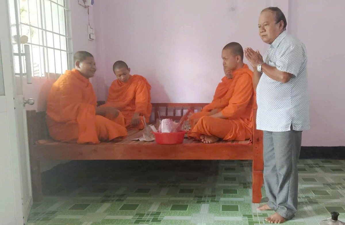 À cha Thạch SaRót đang hướng dẫn bà con thực hiện nghi thức trong đám giỗ ở gia đình một phật tử