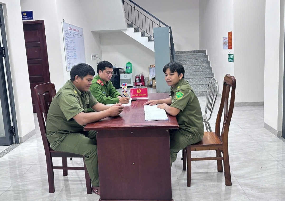 Tổ bảo vệ ANTT cơ sở xã Avương báo cáo công việc với Công an địa phương