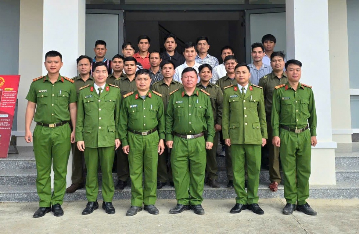 Lực lượng Công an chính quy và Tổ bảo vệ ANTT ở cơ sở xã Avương 