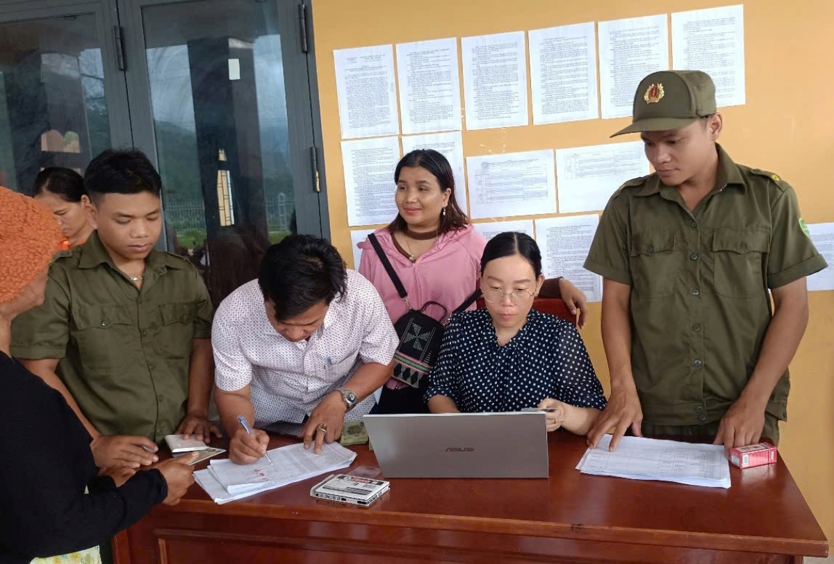 Tổ bảo vệ ANTT cơ sở xã Avương hỗ trợ công việc cho người dân 