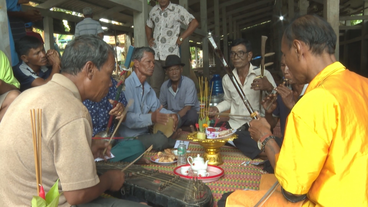Âm nhạc khi thực hiện nghi lễ hạ thuỷ ghe Ngo của đồng bào Khmer