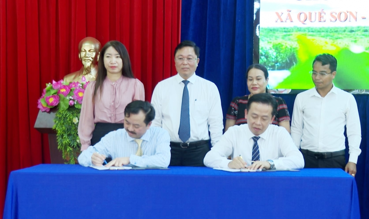 Chủ tịch Ủy ban MTTQ Việt Nam thành phố Lê Trí Thanh (dzoọng n'đăh hoọng, thứ bơr n'đăh a đai dzang) đương lêy  g'luh ký kết bh'rợ bhrợ zr'ziêng bhlưa chr'val Quế Sơn lâng chr'val Sông Vàng. Chanup: LAM KHUÊ