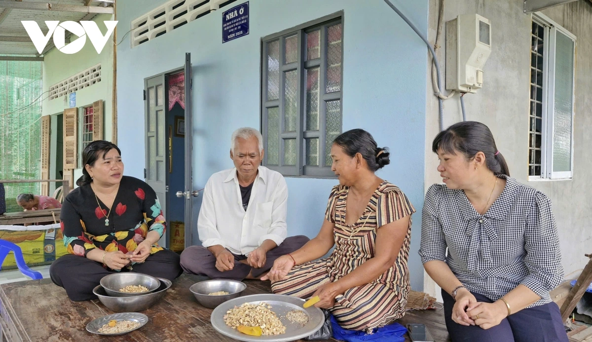 Diuk pasang ong Lâm Hải saong amuk Thạch Thị Sà Phương caga raok harei Sen Đôn Ta dalam baoh sang lanein lanoi hu karja daong