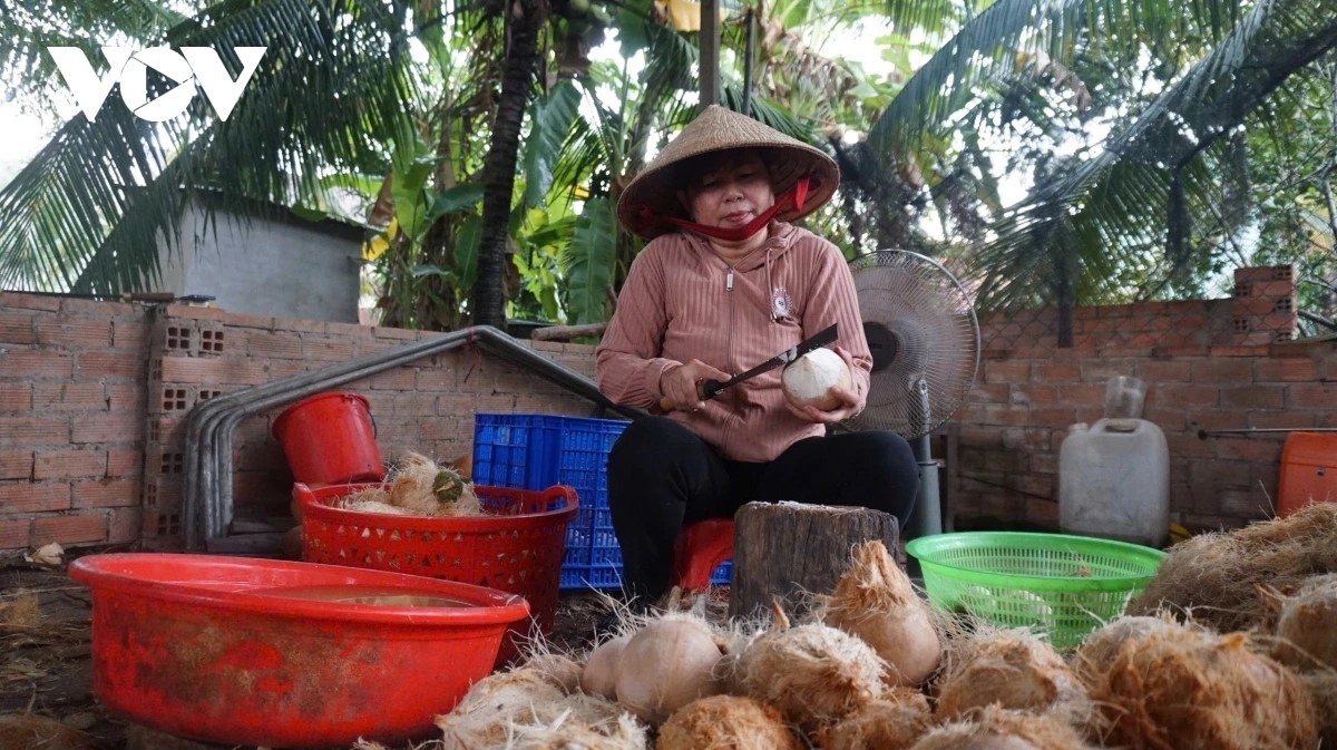Baoh li-u kalaok hu QR di urang ngak nong Tay Ninh dak harei dak ngak jeng angan je pablei tabiak Campuchia.