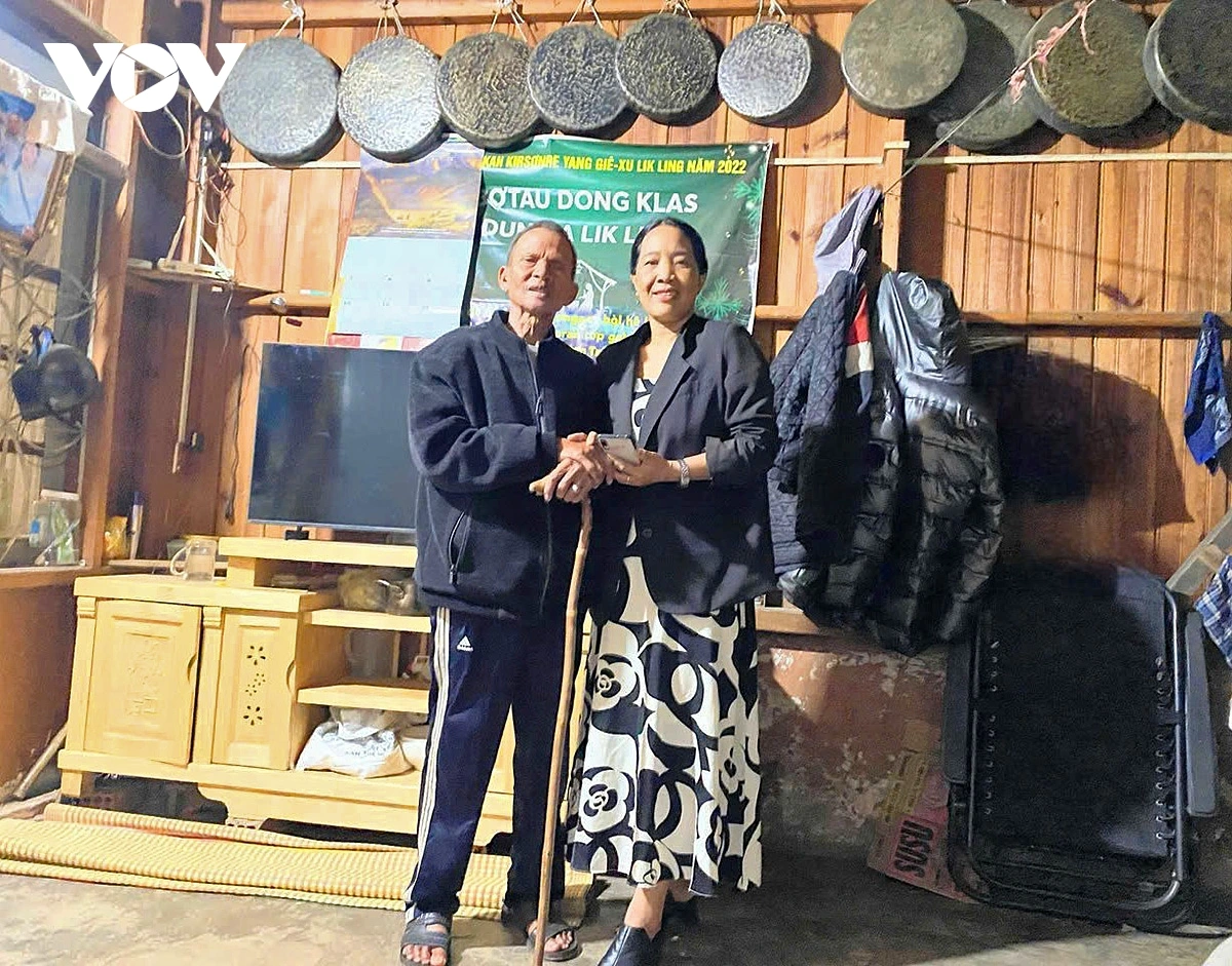 Nghe nhan Ka Să Ha Sang gam haong BTV K’Yến.