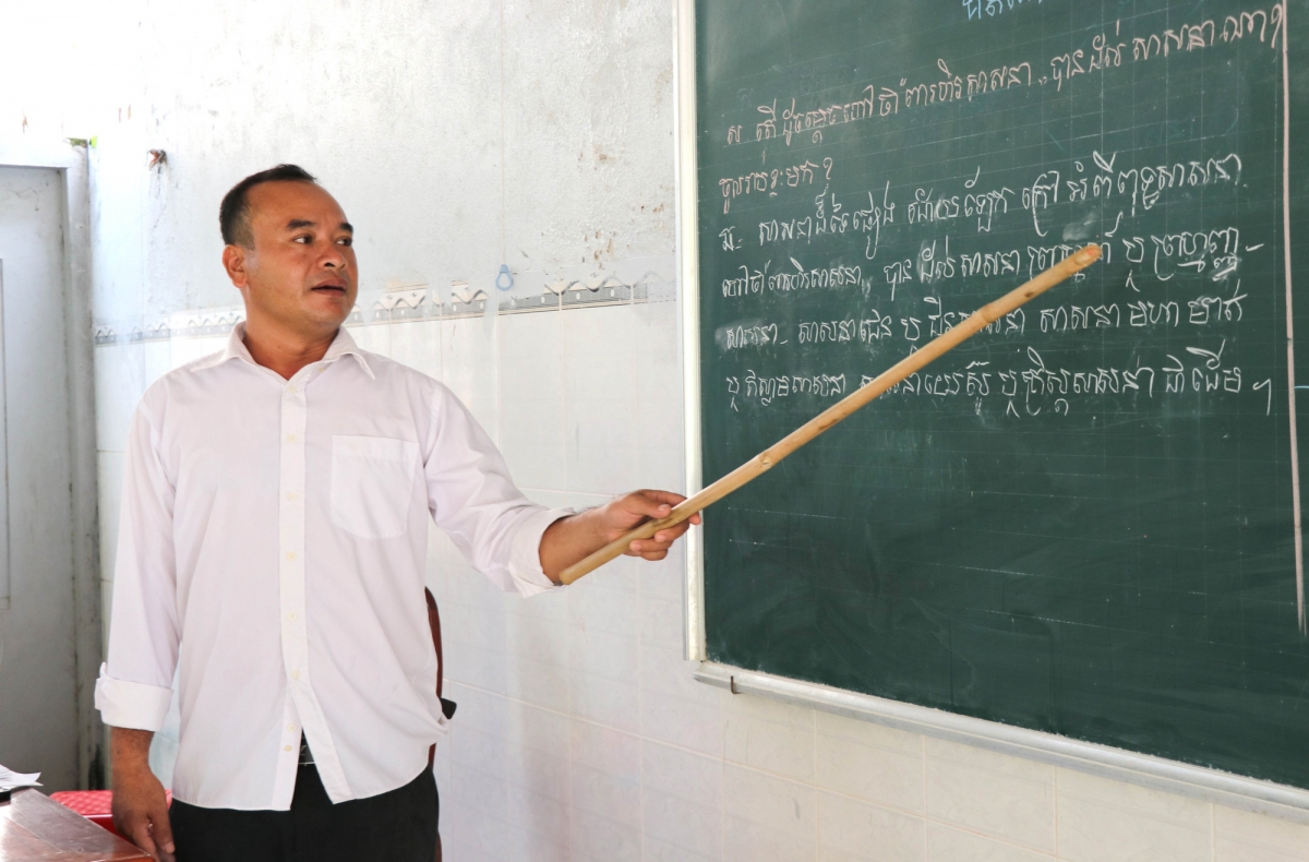 Ong Kiên SêRây (urang hu angan je dalam bhum urang bangsa Khmer) pato akhar huroh Khmer di bingun bilan pandiak 2025 di sang baha Bàu Sơn, xa Châu Thành