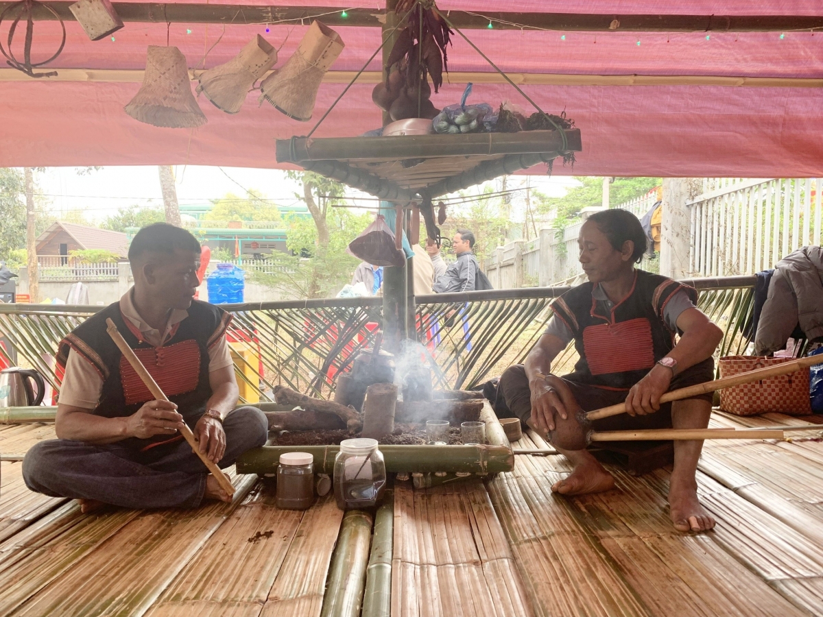 Cau chài bi Y Đhin Niê mờ cau chài ồng Y Lương Niê yal bè kơ wào mờ kơmbuat đing năm