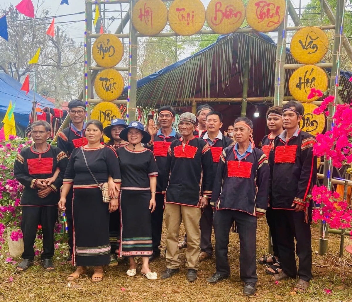 Nghệ nhân Y Khĭm Niê Sang n’hanh rmôt chĭng ƀon Phơng, xă Ea Tul
 