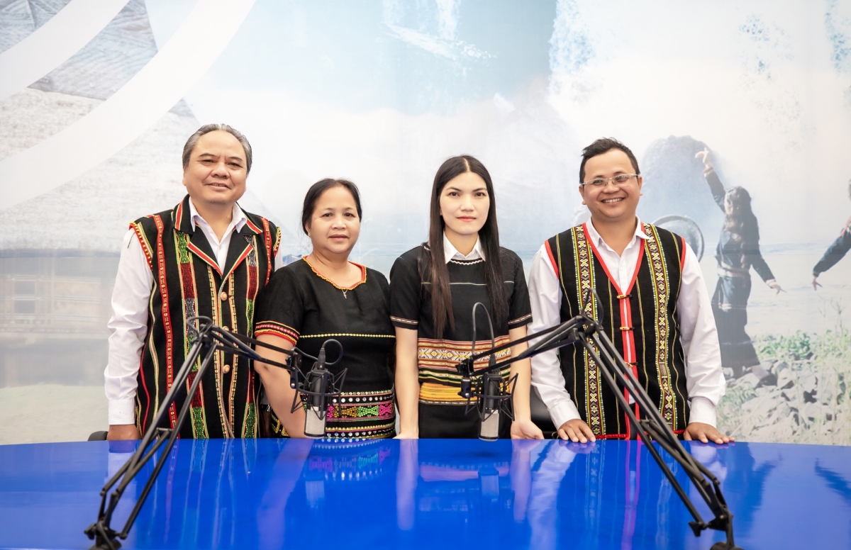 Mâu ngế rah chêh, tơplôu pơchuât nâl Rơteăng – Rơ’jíu xiâm Việt Nam