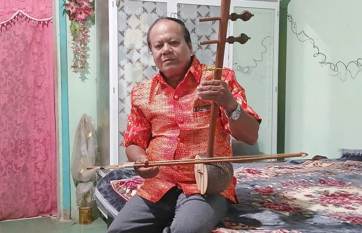 Anh Thạch SaRót biểu diễn đàn gáo