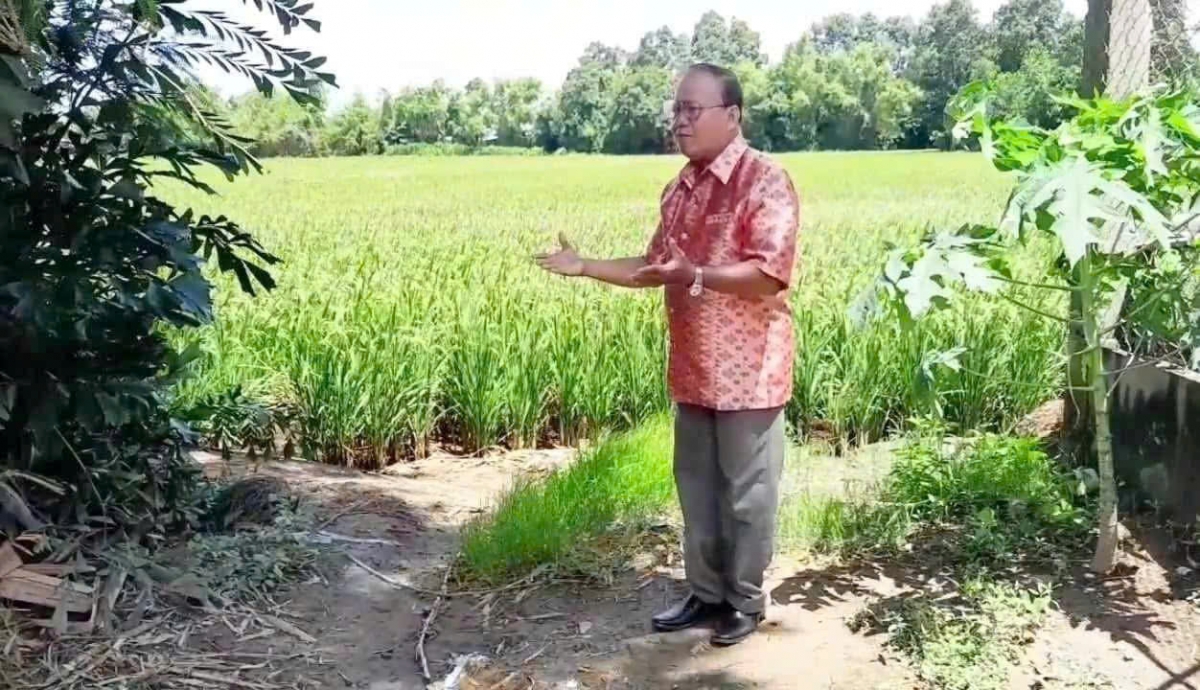 Anh Thạch SaRót đang thể hiện cảm xúc qua một ca khúc do chính anh sáng tác về ngợi ca quê hương đổi mới