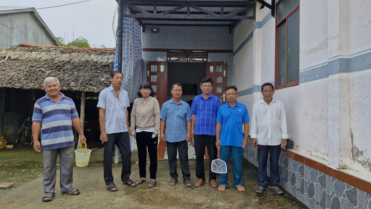 Ấp Nước Mặn 1, xã Long Phú ra quân duyệt lăng quăng, tuyên truyền người dân phòng chống bệnh sốt xuất huyết