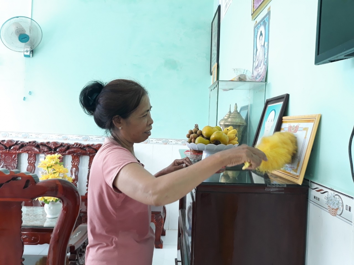 Bà con Khmer trang trí bàn thờ tổ tiên đón lễ Sen ĐônTa