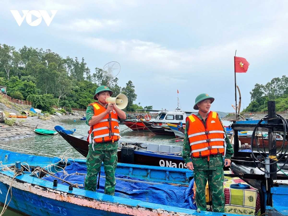 Bộ đội Biên phòng thành phố Đà Nẵng thông báo, hướng dẫn tàu thuyền vào neo đậu an toàn