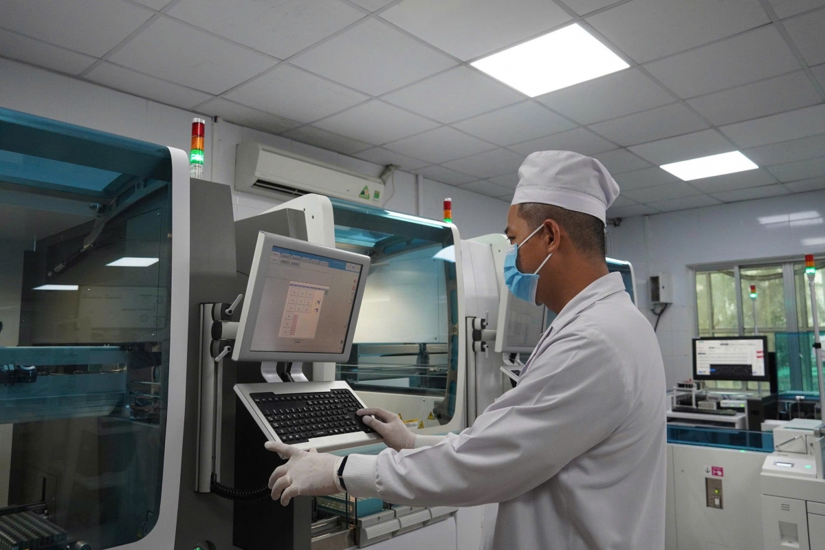 Nhân viên vận hành hệ thống tự động hóa Khoa xét nghiệm