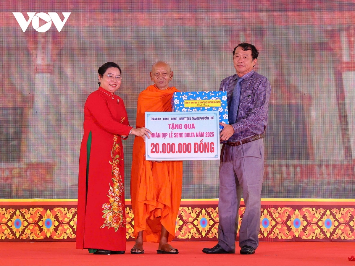 Lãnh đạo TP Cần Thơ tặng quà nhân dịp lễ Sene Dolta