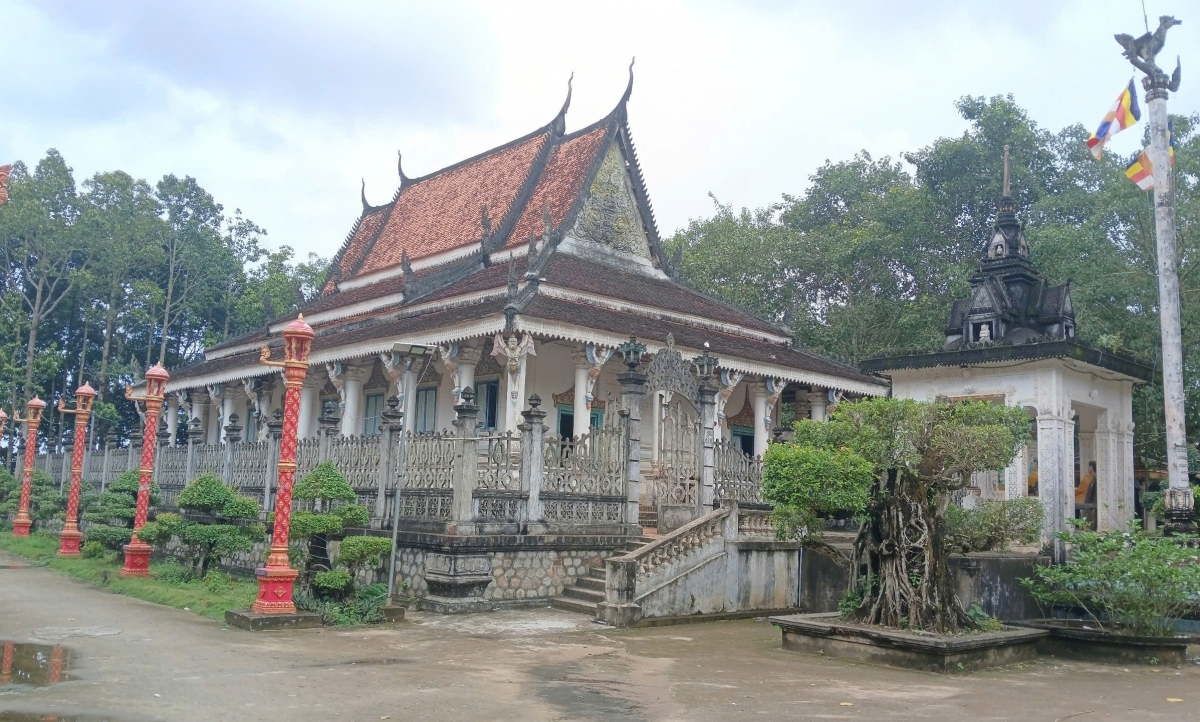 Chánh điện chùa Đom Bon Pak đậm nét rêu phong, cổ kính