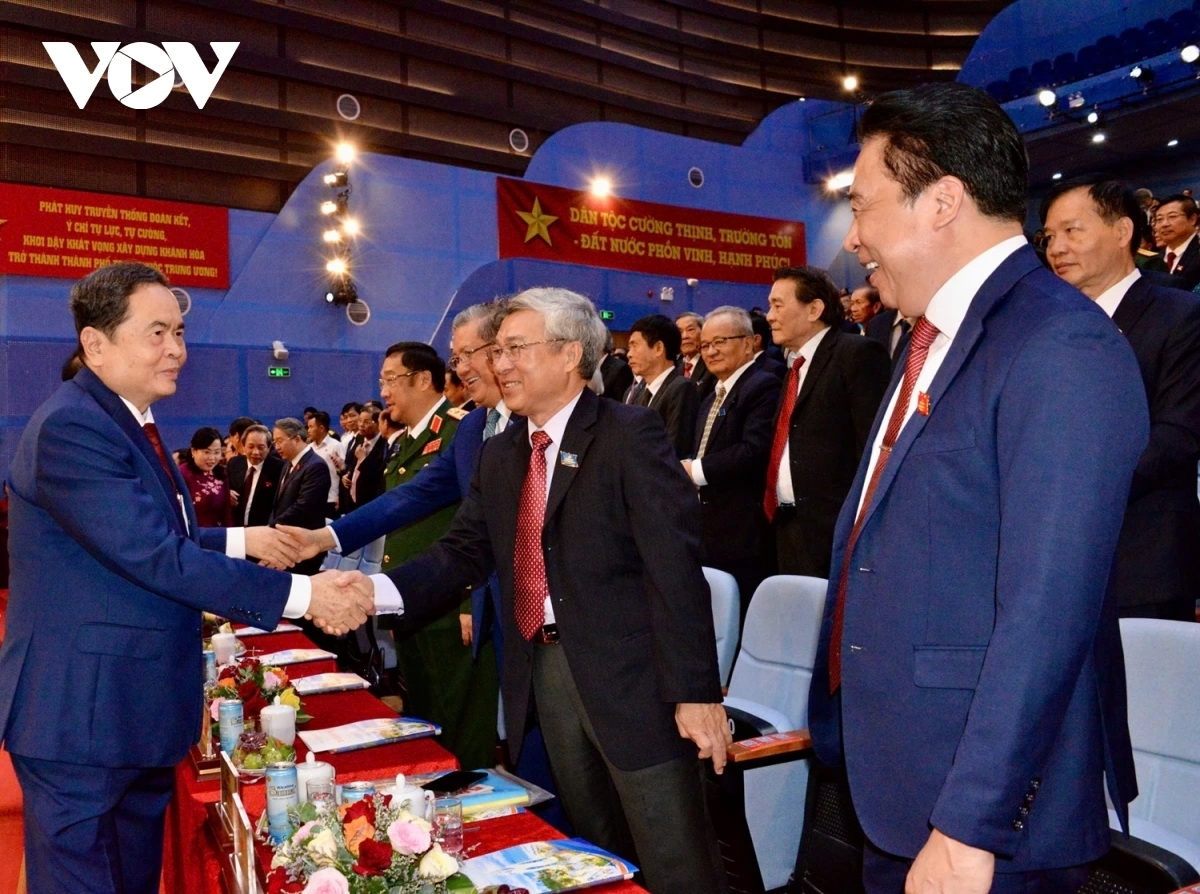 Chủ tịch Quốc hội Trần Thanh Mẫn bắt tay các đại biểu dự Đại hội Đại biểu lần thứ nhất, nhiệm kỳ 2025-2030 tỉnh Khánh Hòa