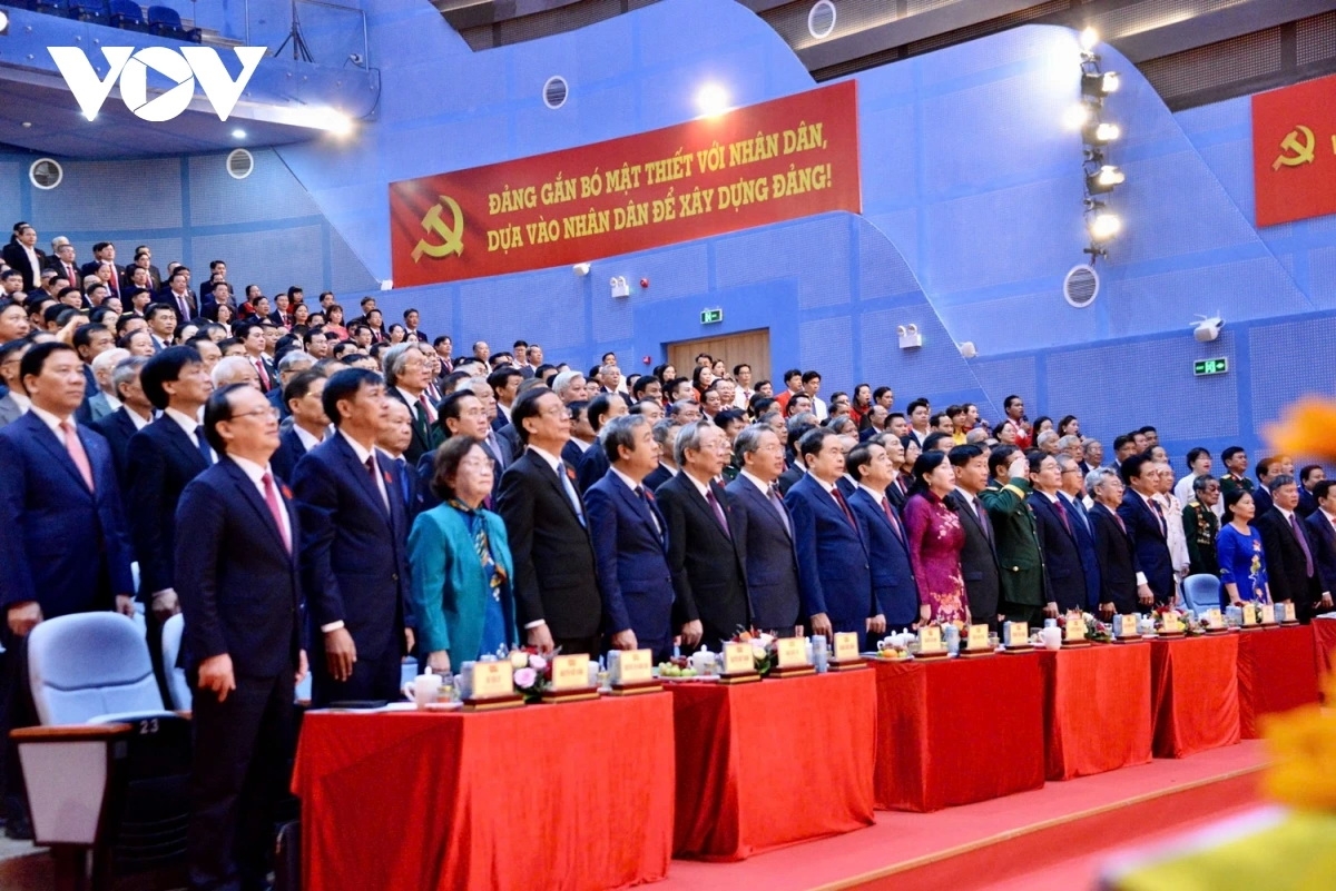 Các đại biểu chào cờ tại phiên khai mạc Đại hội