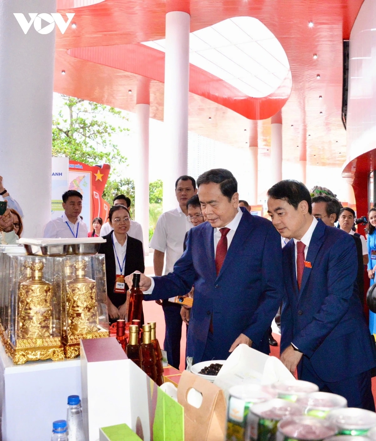 Chủ tịch Quốc hội Trần Thanh Mẫn và các đại biểu tham quan các gian hàng.