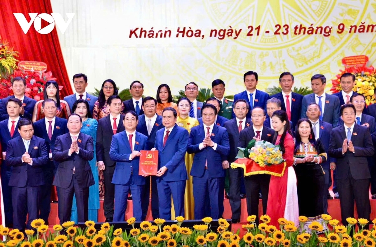 Chủ tịch Quốc hội Trần Thanh Mẫn trao quyết định về công tác nhân sự tại Đại hội