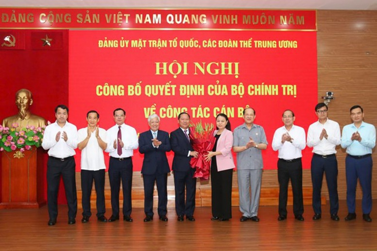 Ban Thường vụ Đảng ủy MTTQ, các đoàn thể Trung ương chúc mừng đồng chí Nguyễn Phi Long - Ảnh: VGP/Toàn Thắng