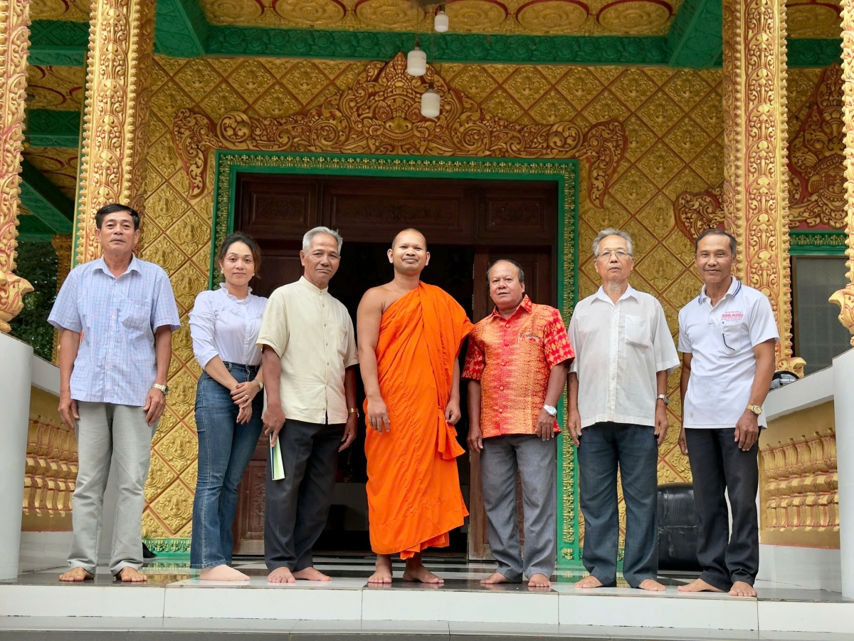 Phóng viên VOV chụp ảnh lưu niệm với Sư và các vị À cha, phật tử chùa Đom Bon Pak