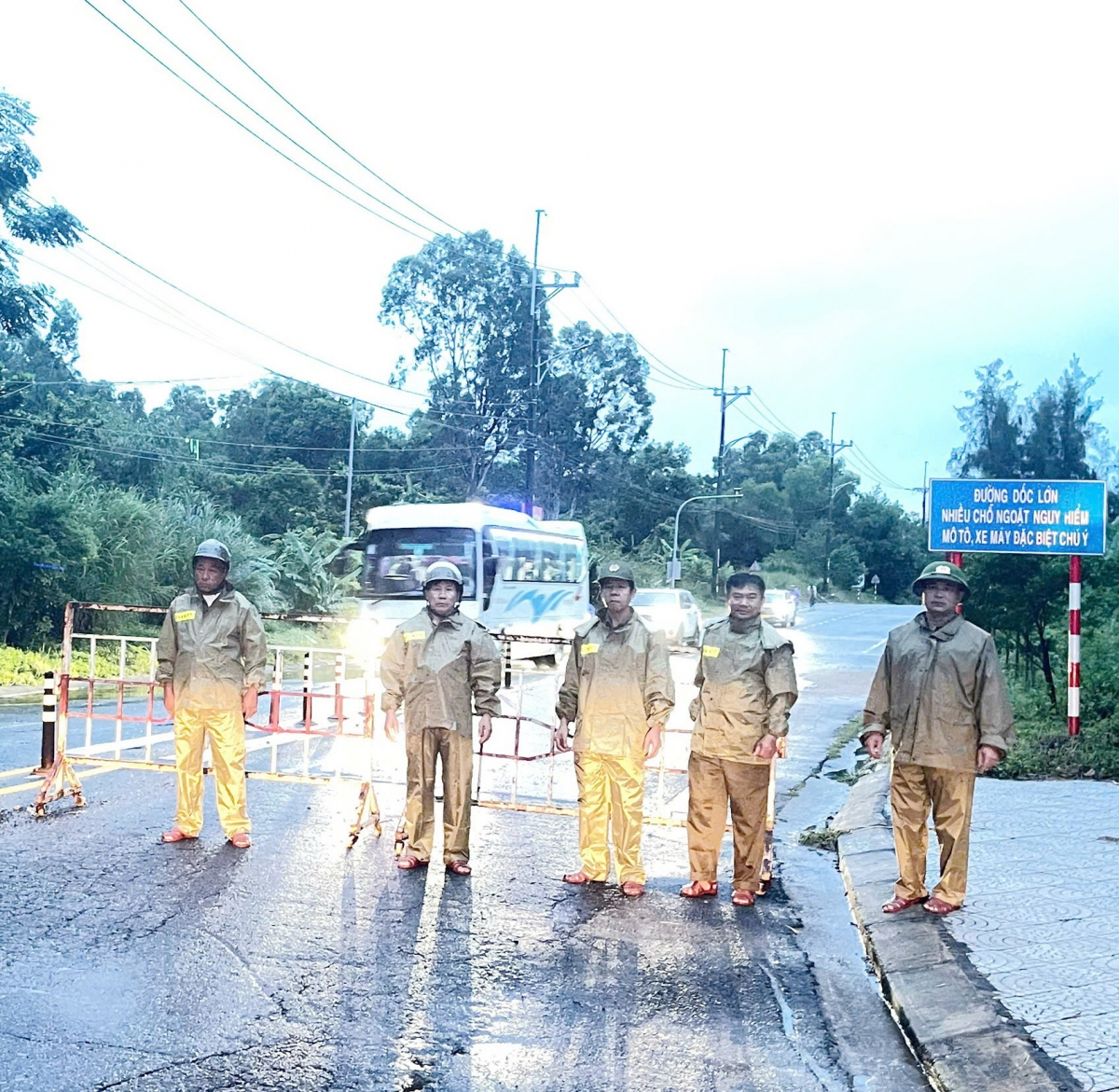 Công an phường Sơn Trà chốt chặn đường lên Bán đảo Sơn Trà. Ảnh (Ban Quản lý bán đảo Sơn Trà và các bãi biển du lịch Đà Nẵng cung cấp)