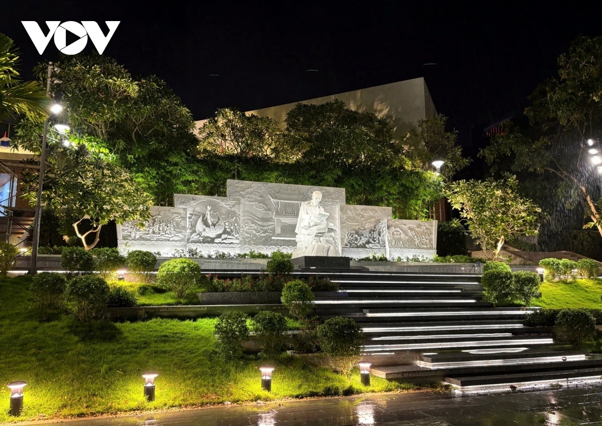 Tượng Bác Hồ trong khuôn viên thư viện Đà Nẵng