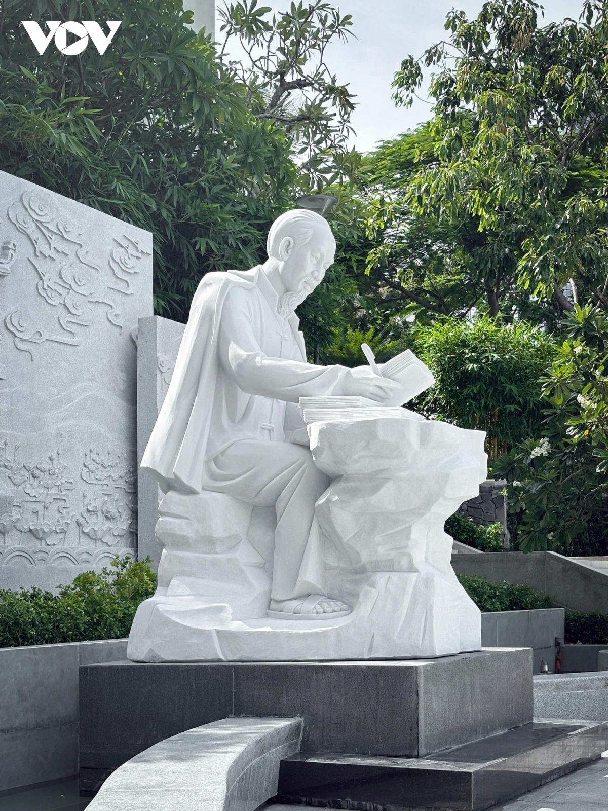 Tượng Bác Hồ ngồi đọc sách trong khuôn viên thư viện trở thành biểu tượng độc đáo của văn hóa đọc và tinh thần hiếu học giữa lòng thành phố Đà Nẵng