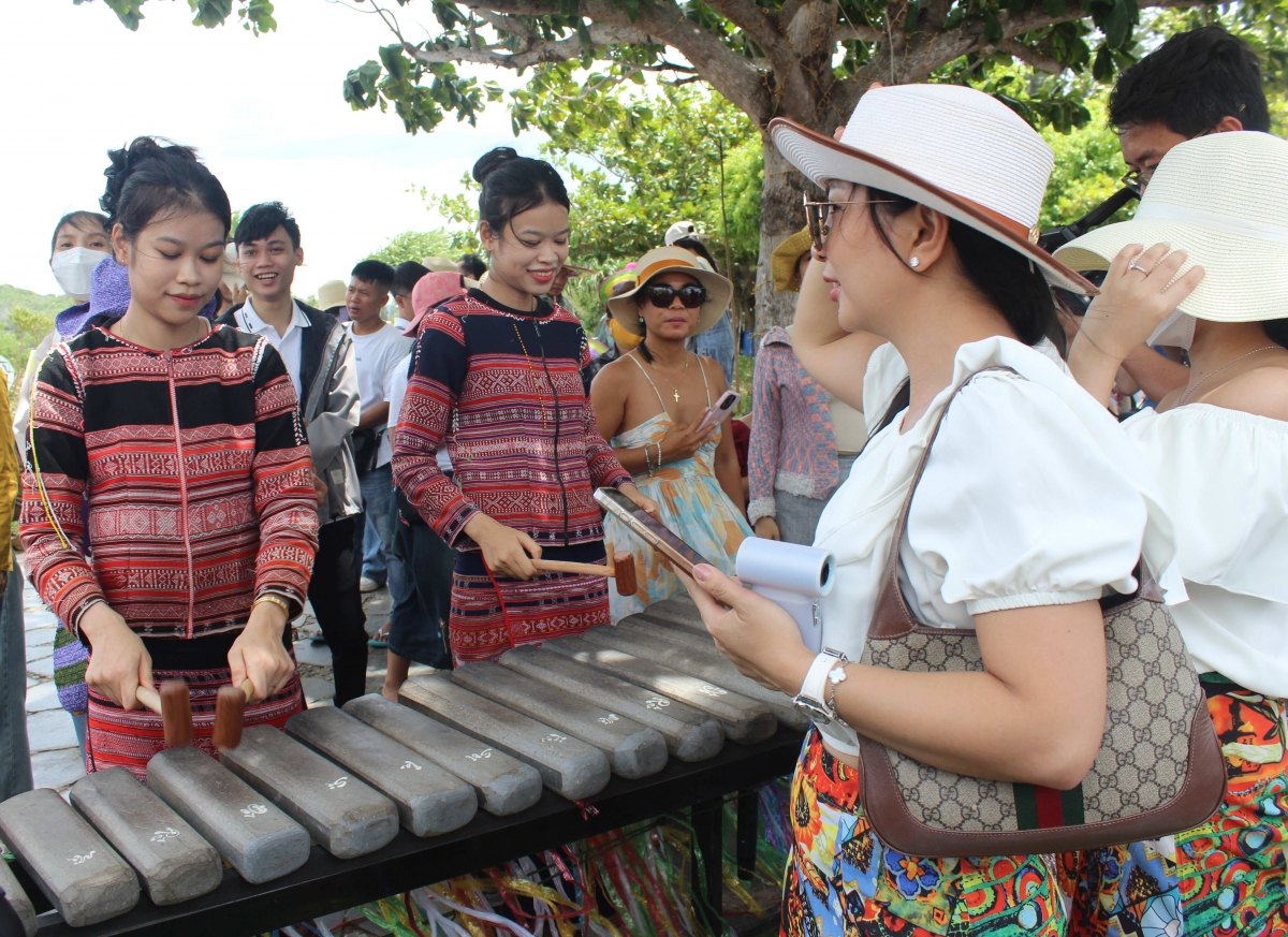 Mâu ngế kơdrâi ngê̆ nhân hơnăm ối nếo djâ prôa tơnĭng achê tâ ƀă kuăn pơlê