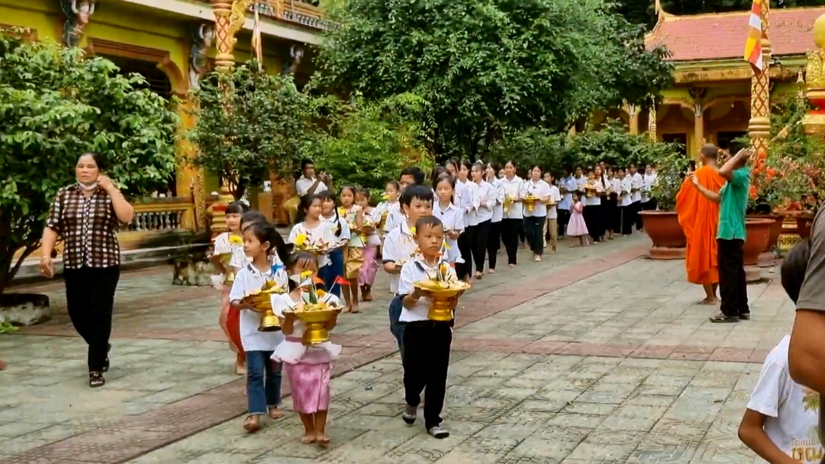 Diễu hành mâm cơm vắt quanh chánh điện