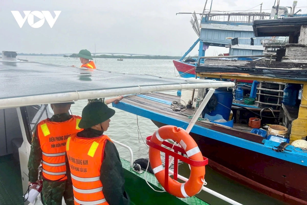 Đồn Biên phòng kiểm tra, yêu cầu đưa tàu thuyền đến nơi an toàn.