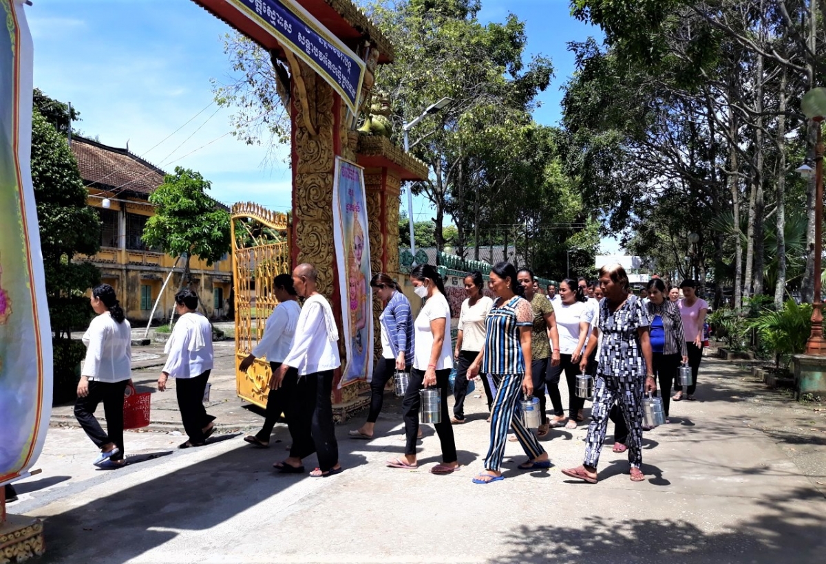 Đông đảo phật tử Khmer đi chùa dịp lễ Sen Đôn Ta