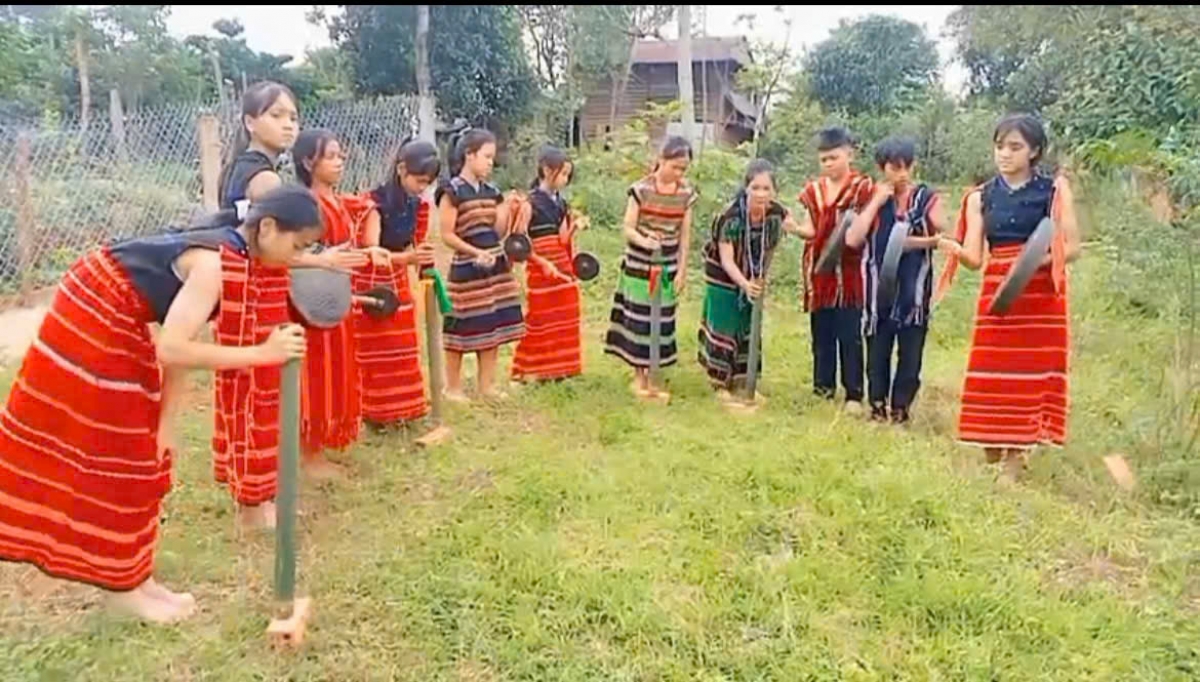 Buổi tập đánh cồng chiêng cuả đôị chiêng trẻ ƀon Jranglu, xã Đức An, tỉnh Lâm Đồng.