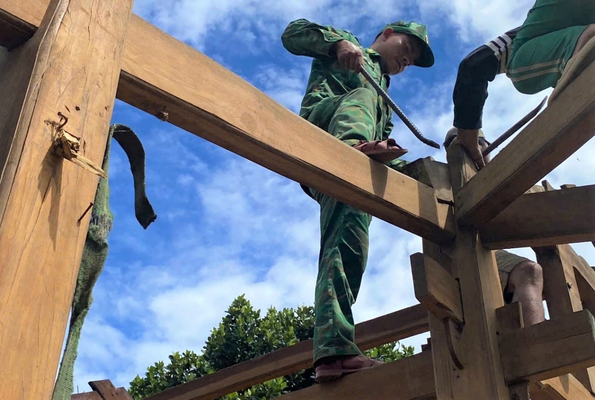 Cán bộ, chiến sĩ Đồn Biên phòng Ga Ry ting pâh n'jơh đong xang crêê cr'đơơng tu hr'lang hr'câh 