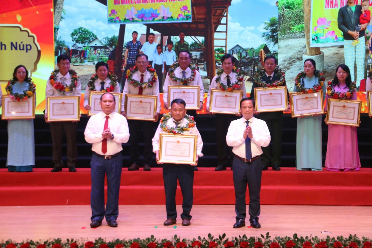 Kruanh n’gor Gia Lai an bằng khen ntô̆ n’hao 15 rmôt n’hanh 65 êng du hê geh nău kan uĕh ngăn
 