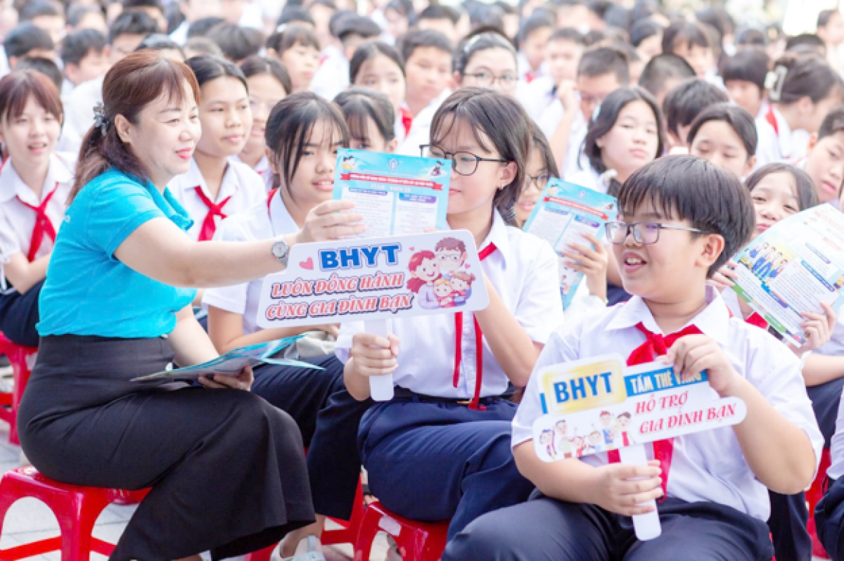 Cán bộ Bảo hiểm xã hội TP Đà Nẵng tuyên truyền về bảo hiểm y tế đến học sinh