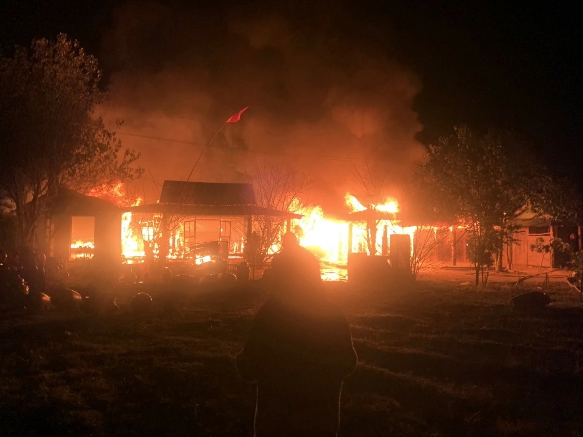 Rạng sáng ngày 2/2/2023, một vụ hỏa hoạn kinh hoàng đã xảy ra tại thôn A Râng, xã A Xan, huyện Tây Giang, tỉnh Quảng Nam trước đây khiến 5 ngôi nhà sàn của bà con Cơ Tu bị thiêu rụi hoàn toàn.