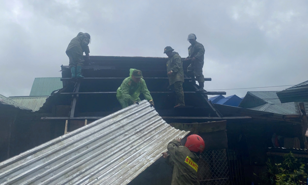 Tổ bảo vệ ANTT cơ sở xã Hùng Sơn còn hỗ trợ bà con khắc phục thiên tai