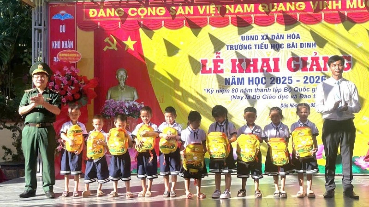 Đại diện Ban Chỉ huy Đồn Biên phòng cửa khẩu quốc tế Cha Lo, tỉnh Quảng Trị tặng quà cho học sinh trường tiểu học Bãi Dinh trong ngày khai giảng năm học mới.