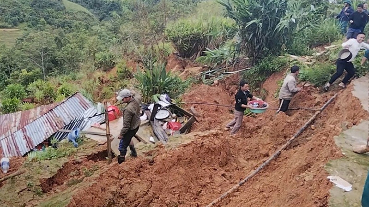 Hỗ trợ các hộ dân di dời đến nơi an toàn. (Ảnh: Ủy ban nhân dân xã Hùng Sơn)